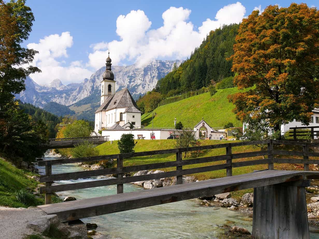 Kirche, Gebirge, Berge, blauer Himmel, blau-weiß, Brücke, Bach, Feiertag, Christi Himmelfahrt